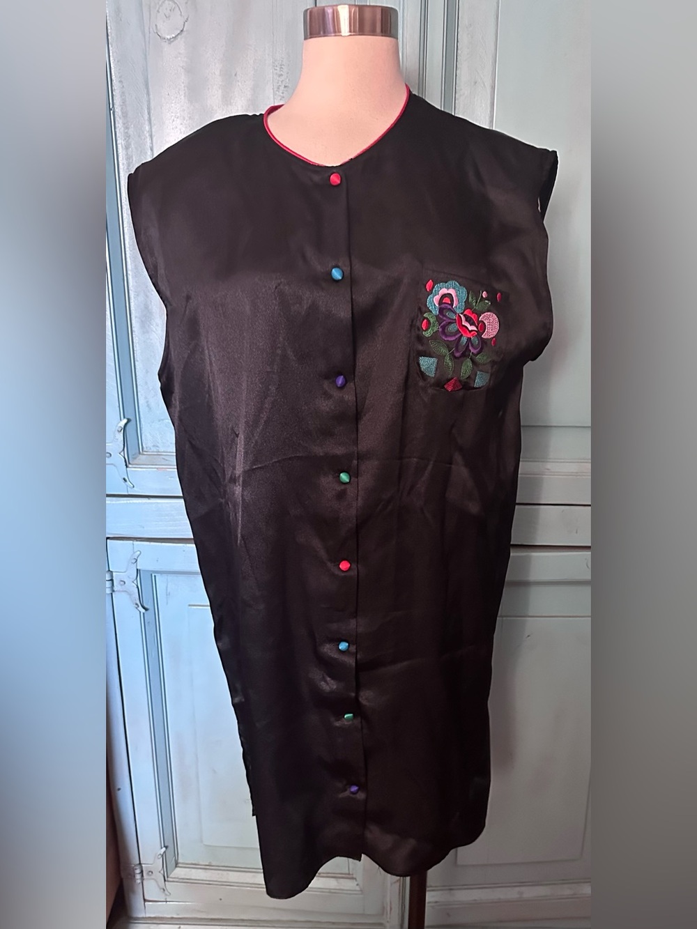 Vintage Black Sleeveless Embroidered Nightshirt with Multicolor Buttons